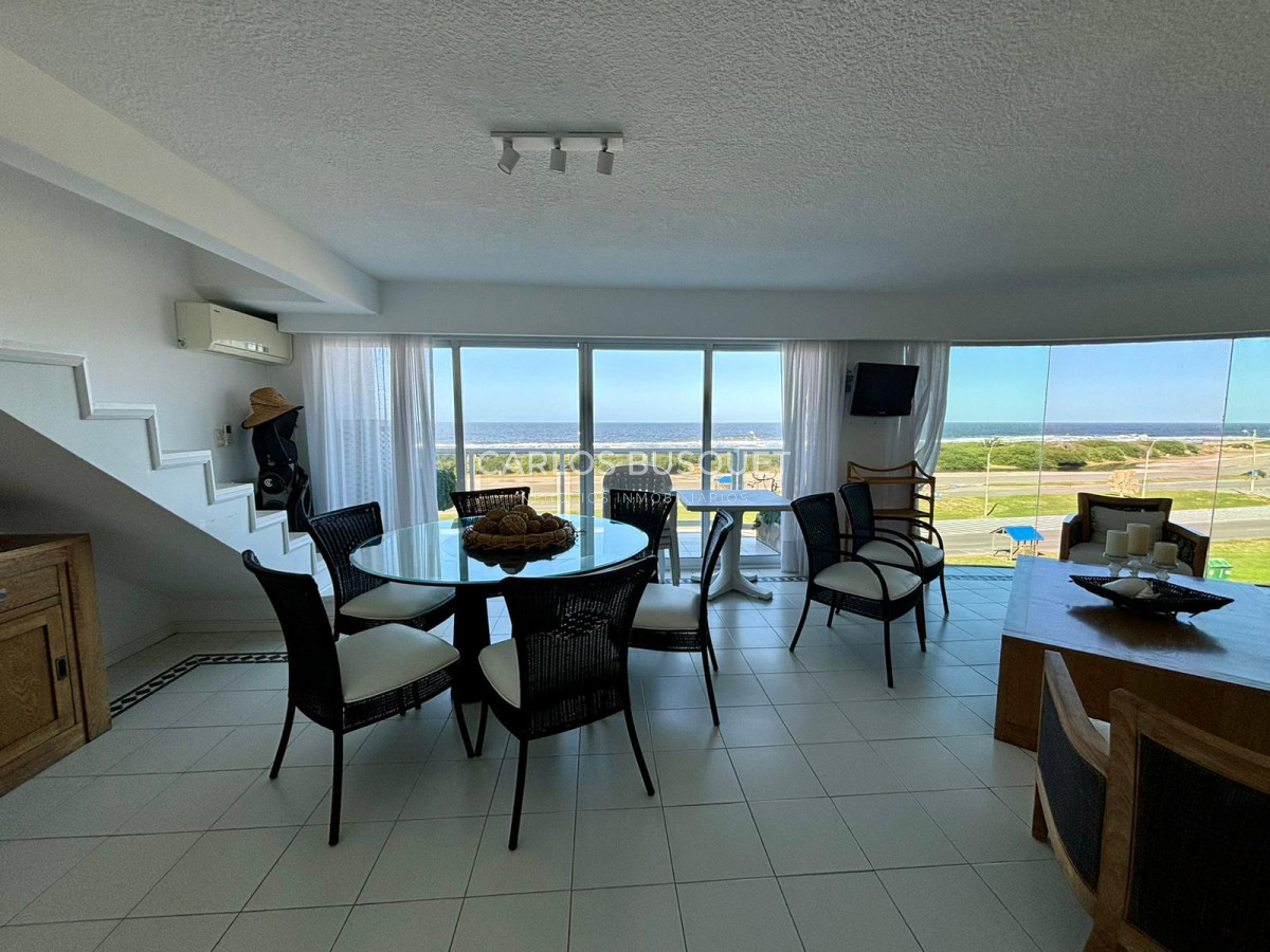 Apartamento ID.583 - Penthouse en venta, de 3 dormitorios y servicio, en playa Brava