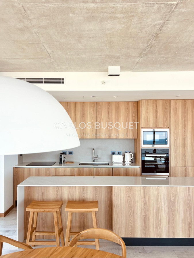 Apartamento ID.758 - Apartamento en alquiler temporal, de 2 dormitorios en suite, en playa brava, edificio Surfside. 