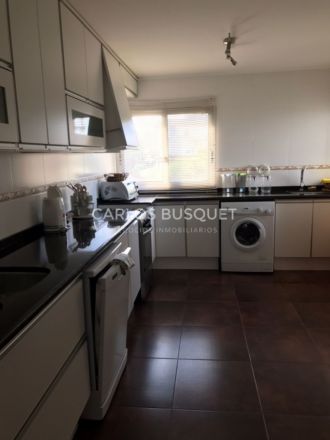 Apartamento ID.301 - En VENTA Apartamento 1era fila al mar Mansa, 4 dormitorios, parilla.