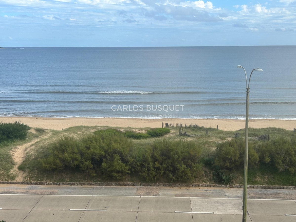 Apartamento ID.1462 - Hermoso apartamento en playa Mansa 2 dormitorios primera linea disponible en venta