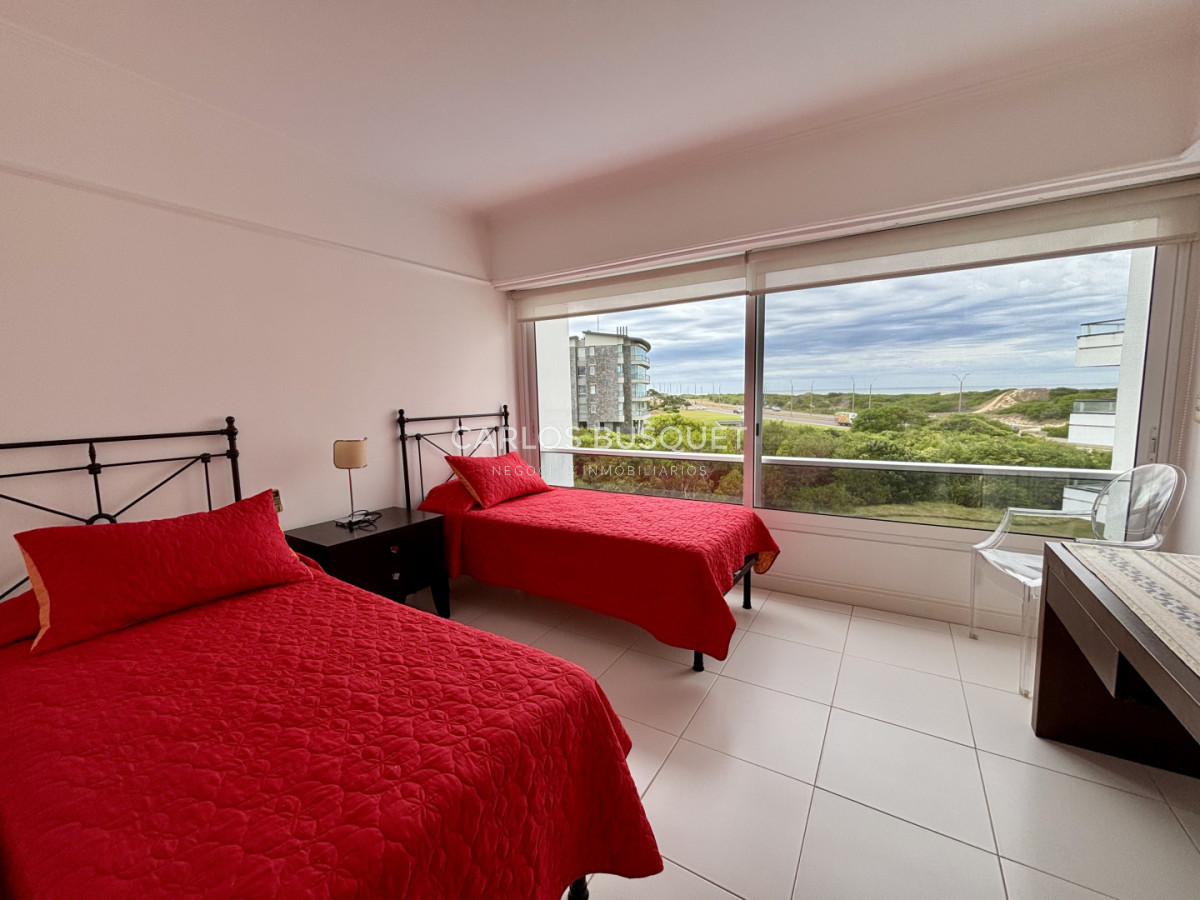 Apartamento ID.1563 - Venta apartamento de 4 dormitorios en Playa Brava, primera línea sobre el mar 