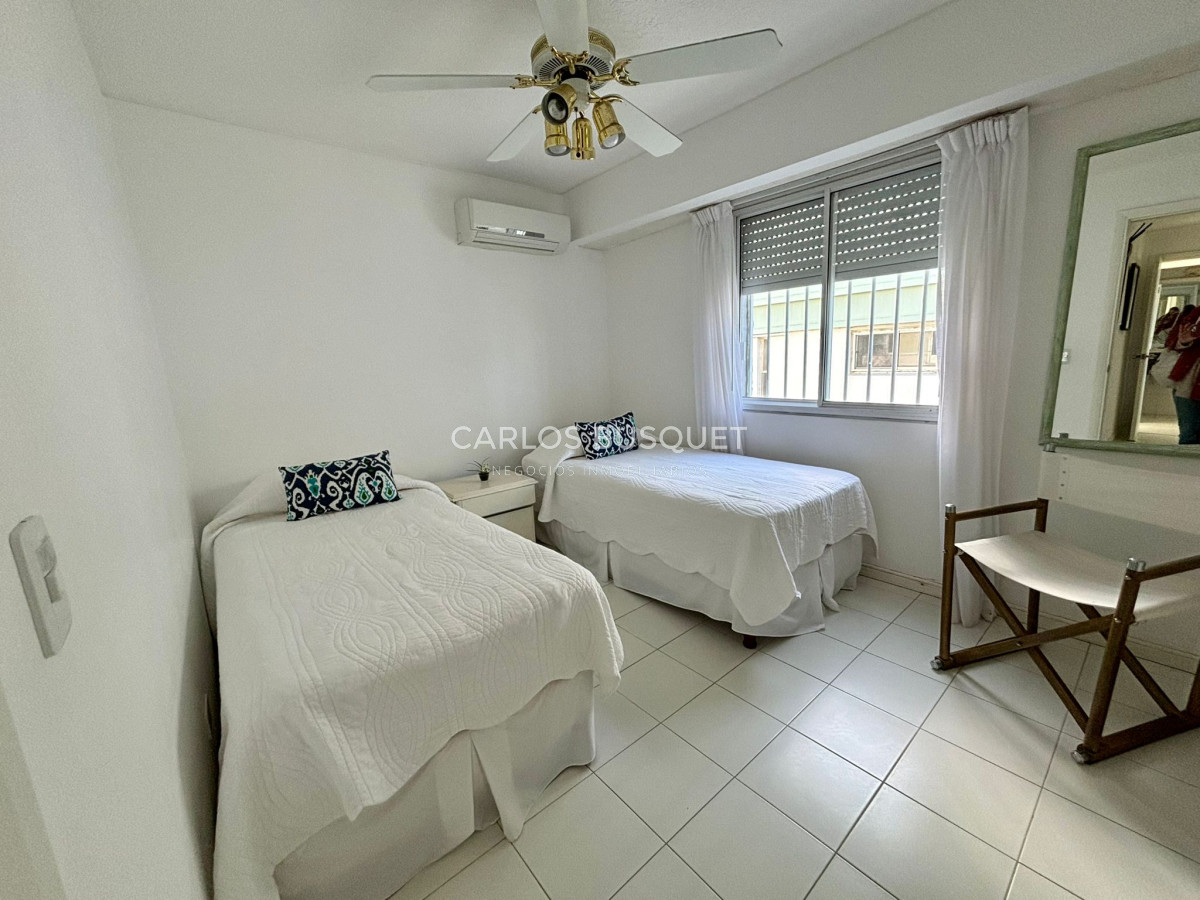 Apartamento ID.583 - Penthouse en venta, de 3 dormitorios y servicio, en playa Brava