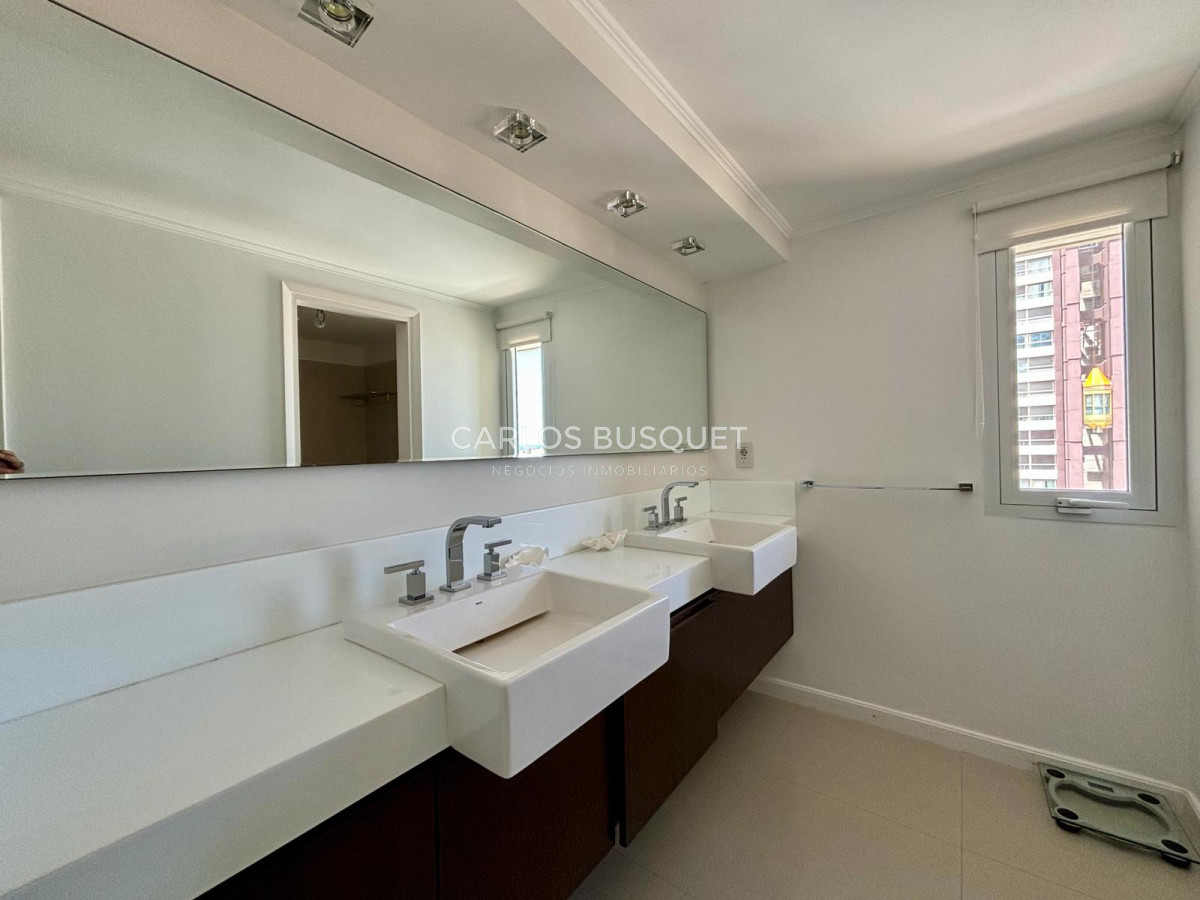 Apartamento ID.478 - Apartamento en alquiler, de 3 dormitorios en suite, en playa mansa! 