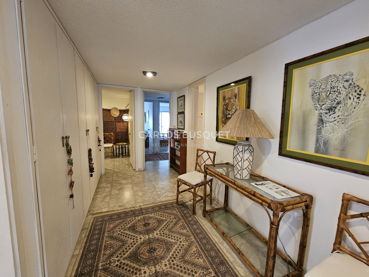 Apartamento ID.1234 - Apartamento en venta, de 3 dormitorios, en playa brava primera linea