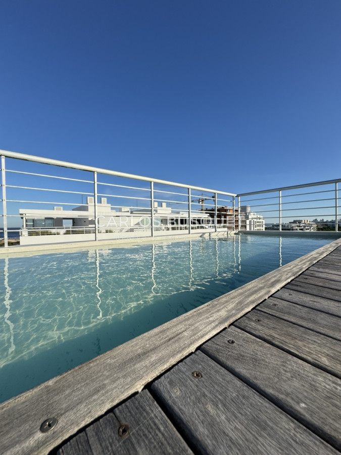 Apartamento ID.696 - Penthouse en venta, de 3 dormitorios en suite, en playa brava, primera linea