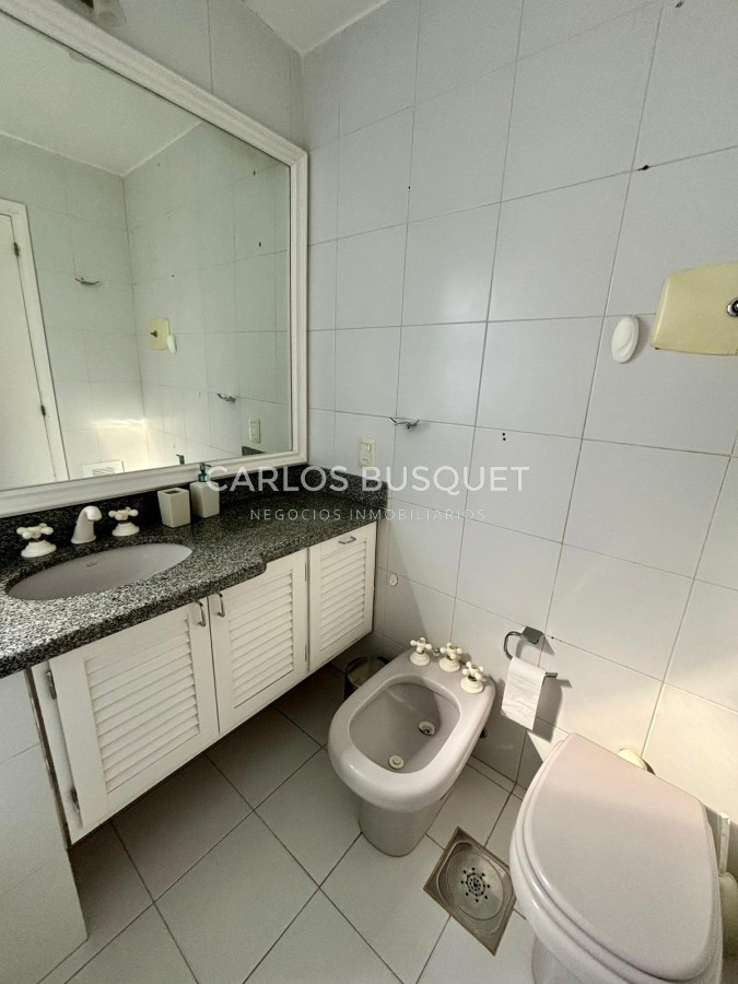 Apartamento ID.583 - Penthouse en venta, de 3 dormitorios y servicio, en playa Brava
