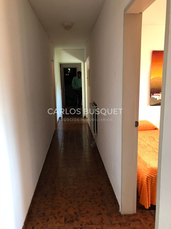 Apartamento ID.301 - En VENTA Apartamento 1era fila al mar Mansa, 4 dormitorios, parilla.