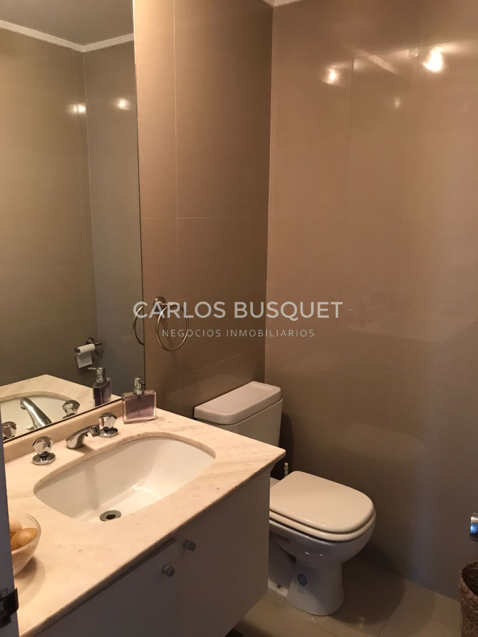 Apartamento ID.301 - En VENTA Apartamento 1era fila al mar Mansa, 4 dormitorios, parilla.