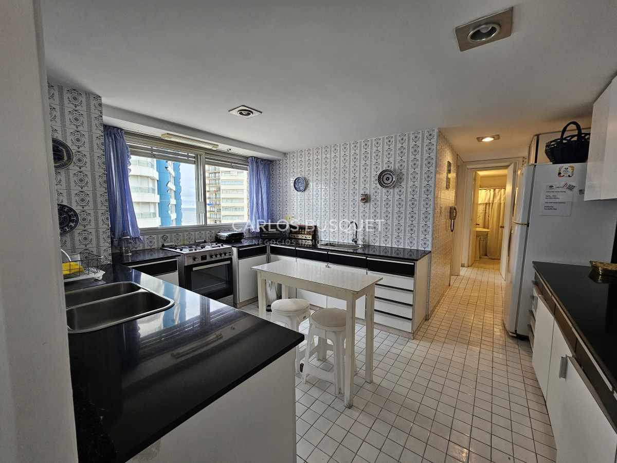 Apartamento ID.1234 - Apartamento en venta, de 3 dormitorios, en playa brava primera linea
