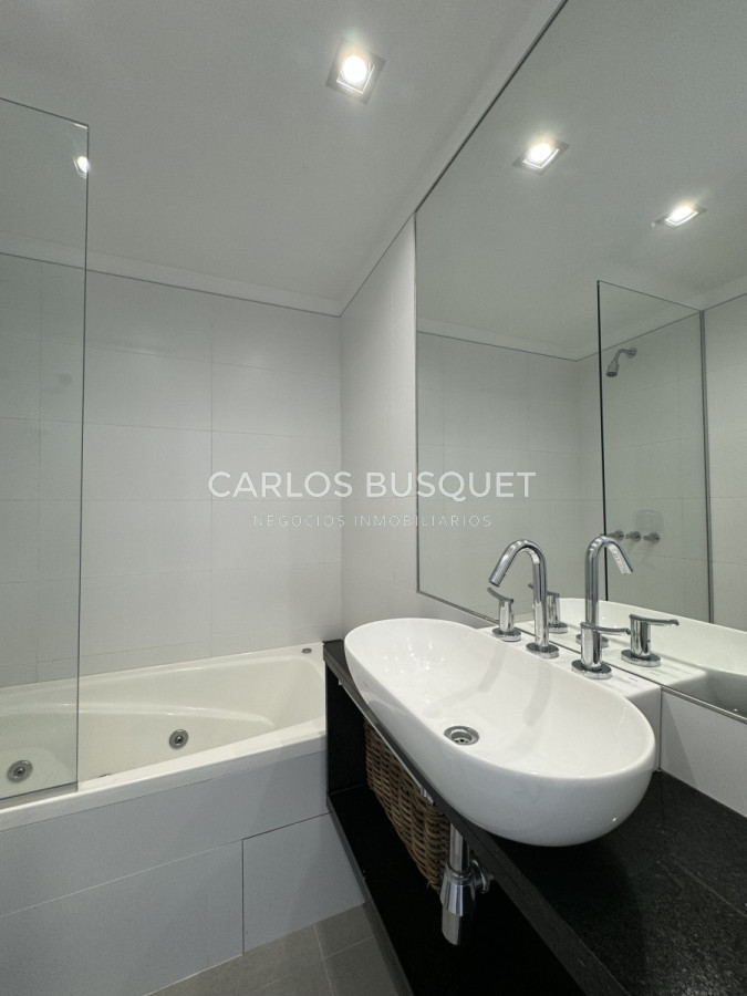 Apartamento ID.696 - Penthouse en venta, de 3 dormitorios en suite, en playa brava, primera linea