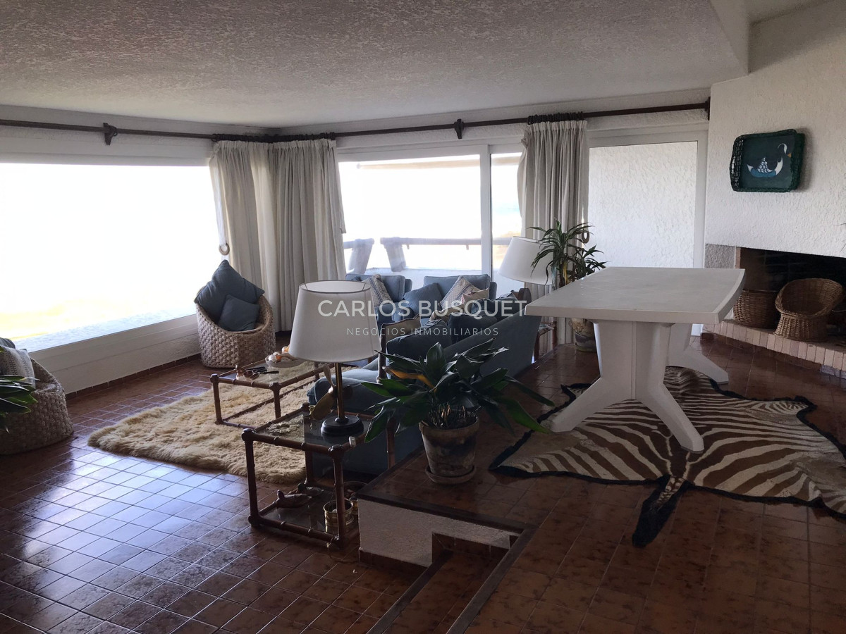Apartamento ID.301 - En VENTA Apartamento 1era fila al mar Mansa, 4 dormitorios, parilla.