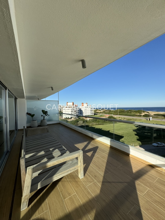 Apartamento ID.696 - Penthouse en venta, de 3 dormitorios en suite, en playa brava, primera linea
