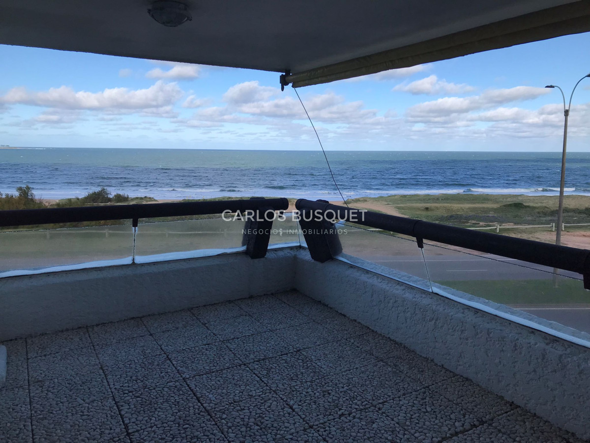 Apartamento ID.301 - En VENTA Apartamento 1era fila al mar Mansa, 4 dormitorios, parilla.