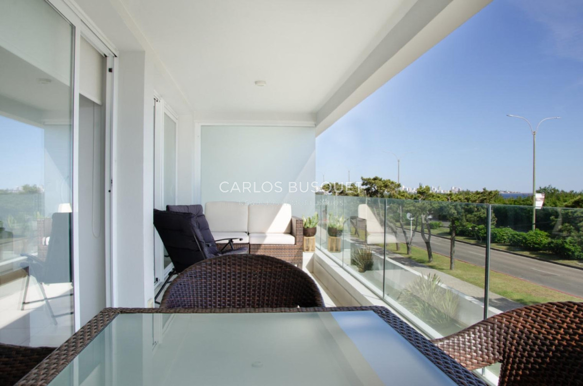 Apartamento ID.1462 - Hermoso apartamento en playa Mansa 2 dormitorios primera linea disponible en venta