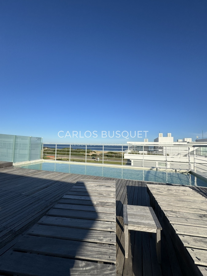 Apartamento ID.696 - Penthouse en venta, de 3 dormitorios en suite, en playa brava, primera linea