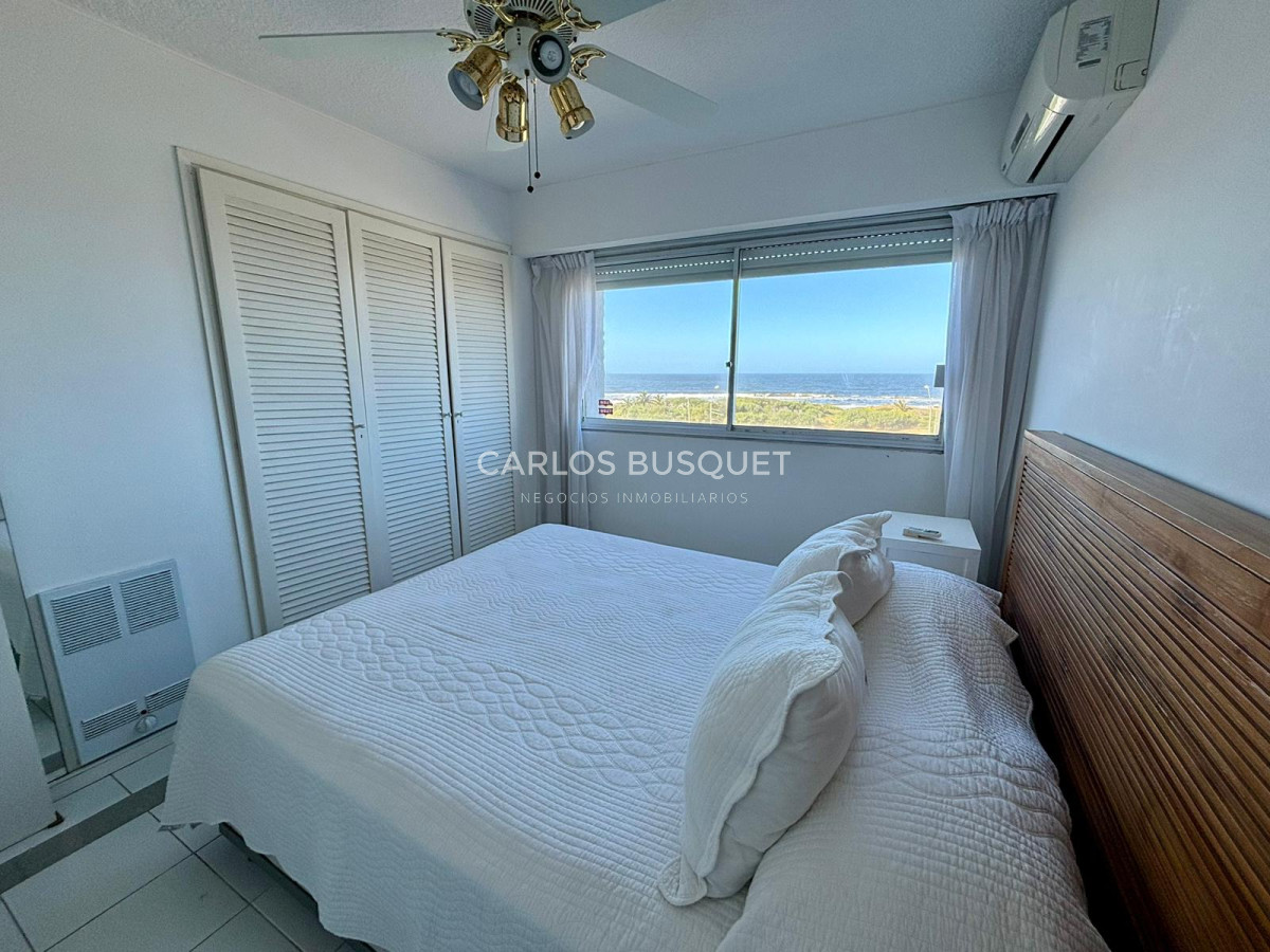 Apartamento ID.583 - Penthouse en venta, de 3 dormitorios y servicio, en playa Brava