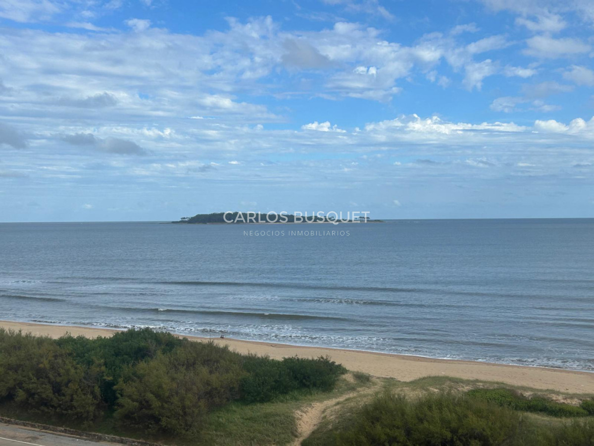 Apartamento ID.1462 - Hermoso apartamento en playa Mansa 2 dormitorios primera linea disponible en venta