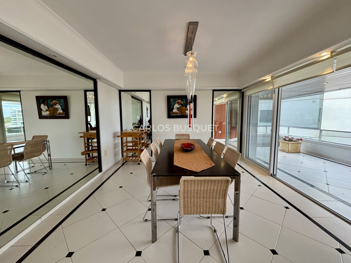 Apartamento ID.1563 - Venta apartamento de 4 dormitorios en Playa Brava, primera línea sobre el mar 