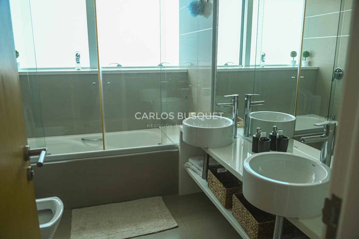 Apartamento ID.1453 - Apartamento en venta Playa Mansa Alexander Collection 3 suites y dependencia.