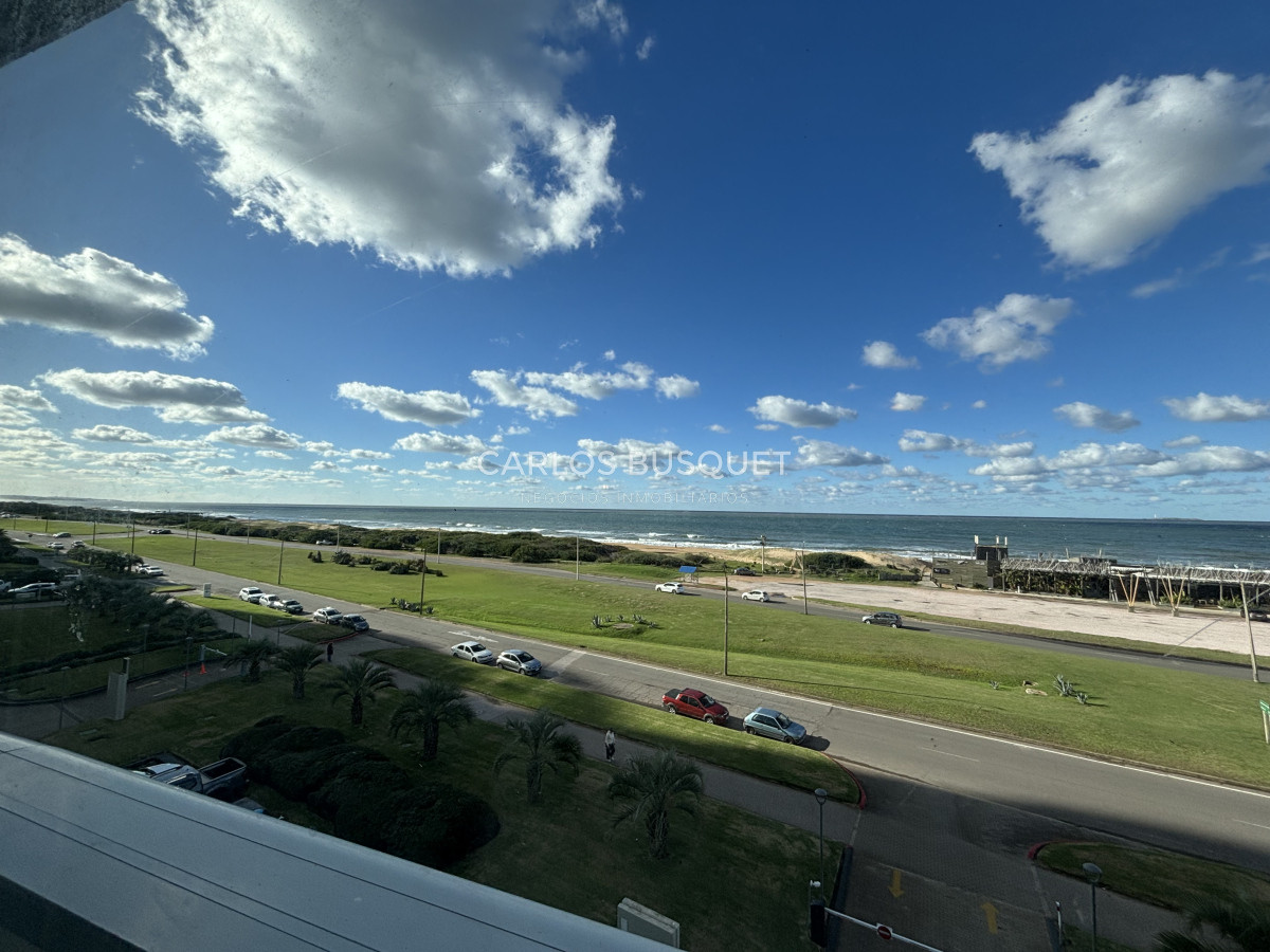 Apartamento ID.1102 - Apartamento en alquiler temporal de 3 dormitorios en suite, en playa Brava