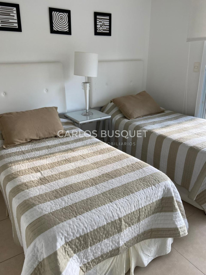 Apartamento ID.1239 - Apartamento en alquiler temporal playa Mansa 3 dormitorios Punta del este Torre del Mar