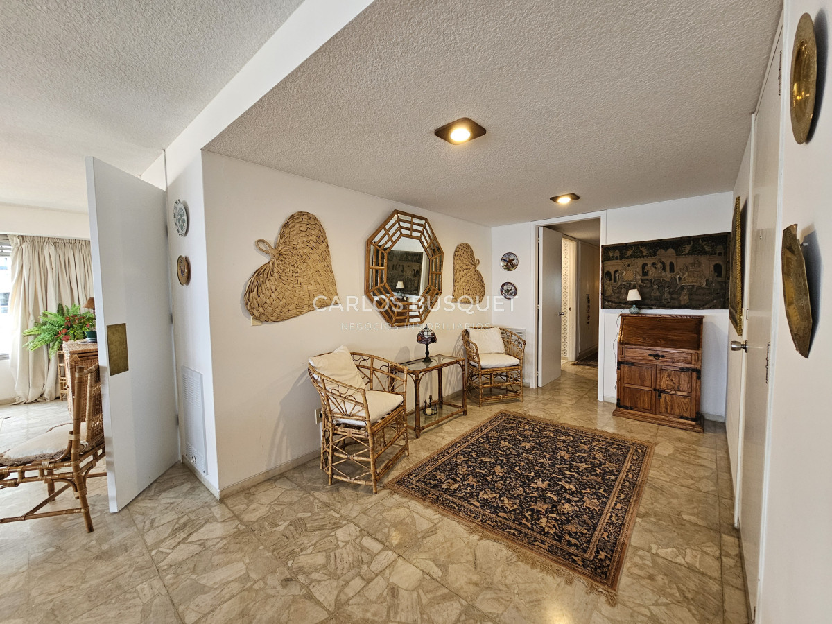 Apartamento ID.1234 - Apartamento en venta, de 3 dormitorios, en playa brava primera linea