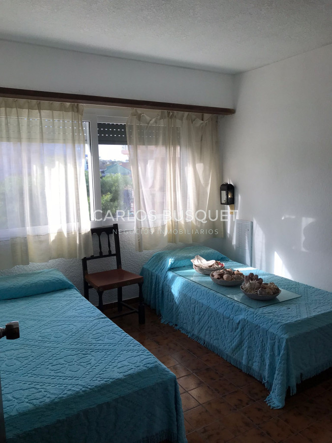 Apartamento ID.301 - En VENTA Apartamento 1era fila al mar Mansa, 4 dormitorios, parilla.