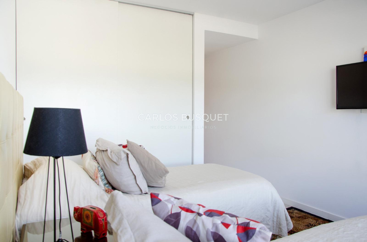 Apartamento ID.1462 - Hermoso apartamento en playa Mansa 2 dormitorios primera linea disponible en venta