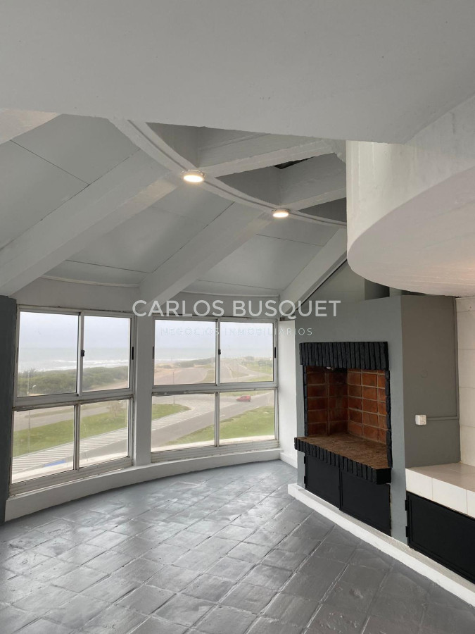 Apartamento ID.583 - Penthouse en venta, de 3 dormitorios y servicio, en playa Brava