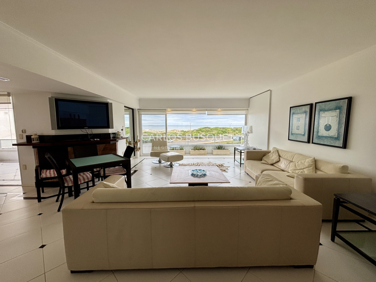 Apartamento ID.1563 - Venta apartamento de 4 dormitorios en Playa Brava, primera línea sobre el mar 