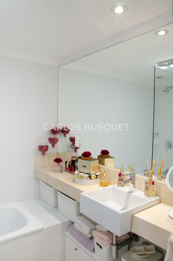 Apartamento ID.1462 - Hermoso apartamento en playa Mansa 2 dormitorios primera linea disponible en venta