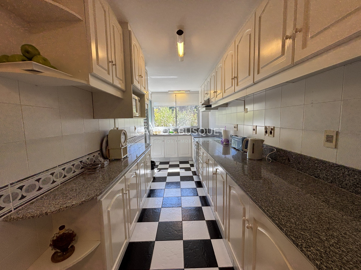 Apartamento ID.1305 - Apartamento en venta de 4 dormitorios en playa brava, frente al mar!