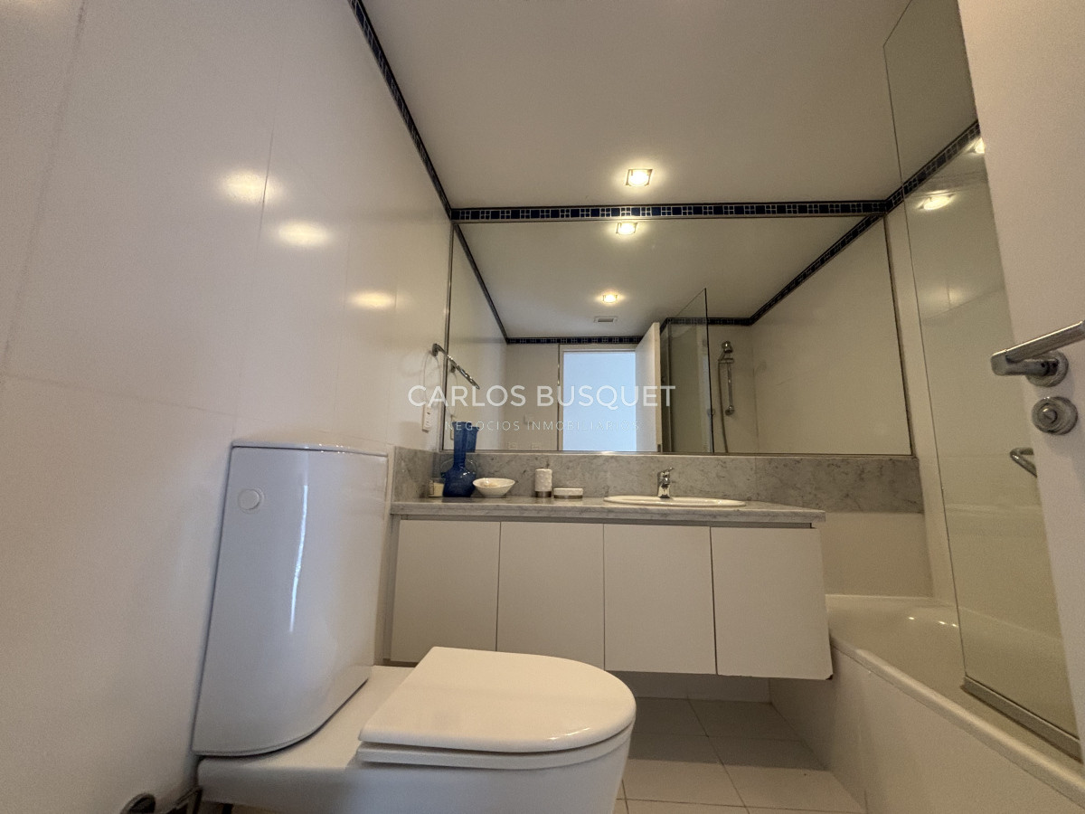 Apartamento ID.1102 - Apartamento en alquiler temporal de 3 dormitorios en suite, en playa Brava
