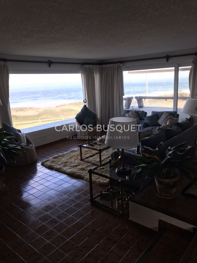 Apartamento ID.301 - En VENTA Apartamento 1era fila al mar Mansa, 4 dormitorios, parilla.