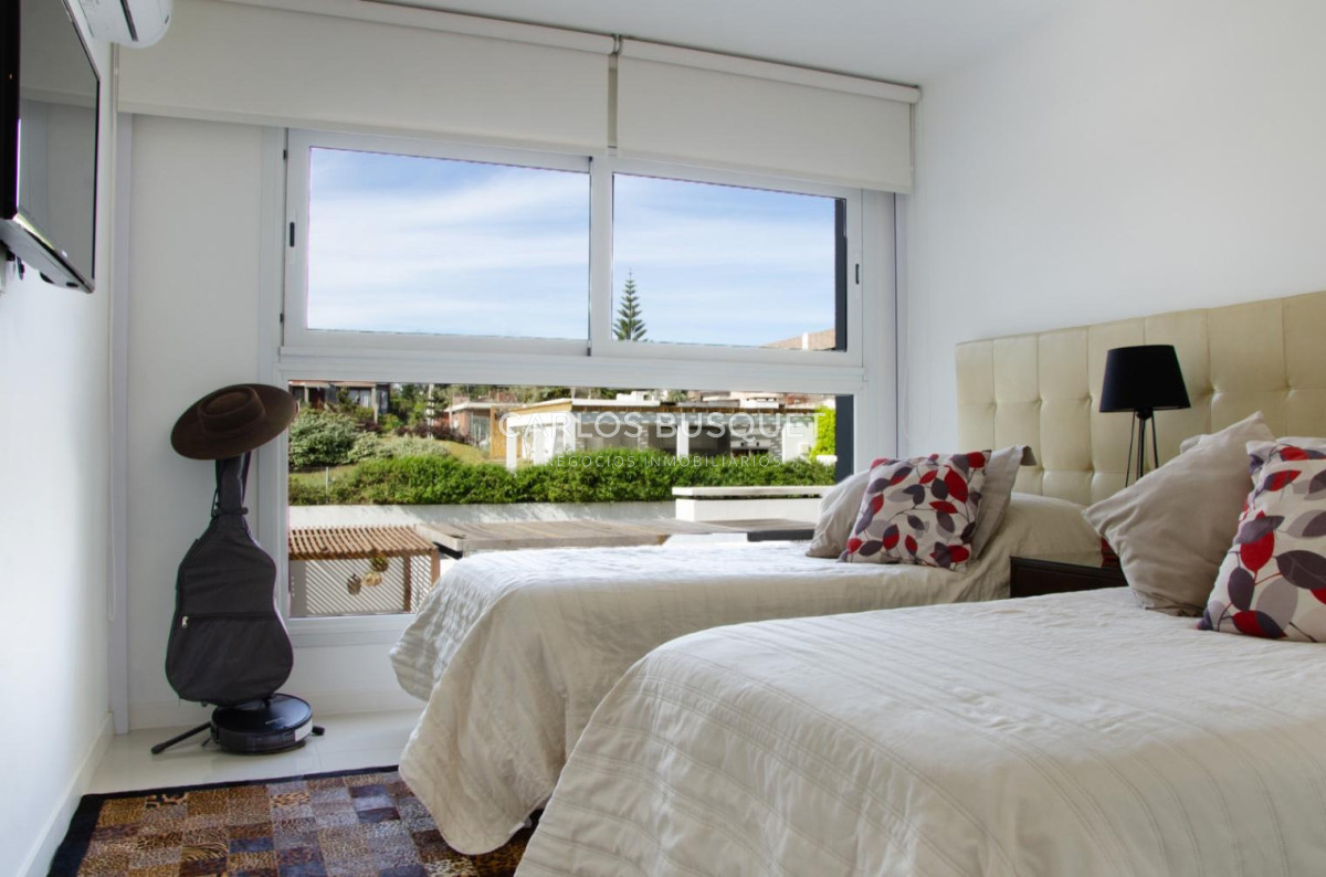 Apartamento ID.1462 - Hermoso apartamento en playa Mansa 2 dormitorios primera linea disponible en venta