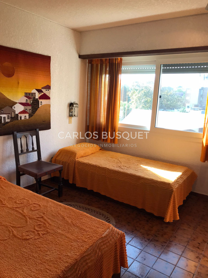 Apartamento ID.301 - En VENTA Apartamento 1era fila al mar Mansa, 4 dormitorios, parilla.
