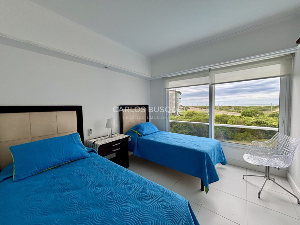 Apartamento ID.1563 - Venta apartamento de 4 dormitorios en Playa Brava, primera línea sobre el mar 