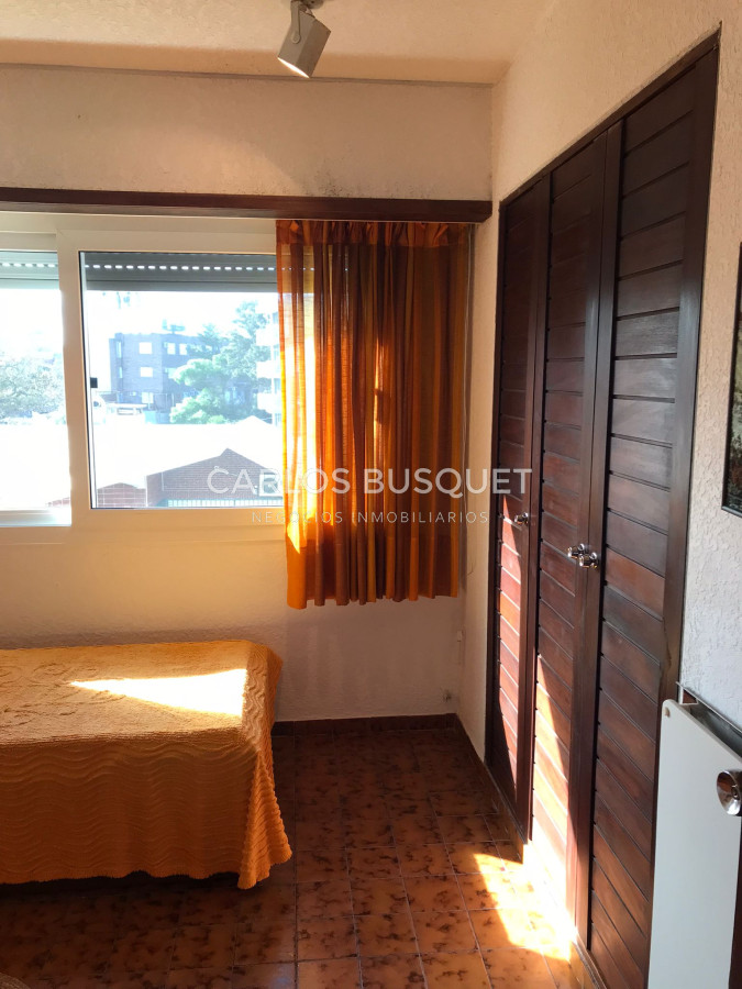 Apartamento ID.301 - En VENTA Apartamento 1era fila al mar Mansa, 4 dormitorios, parilla.
