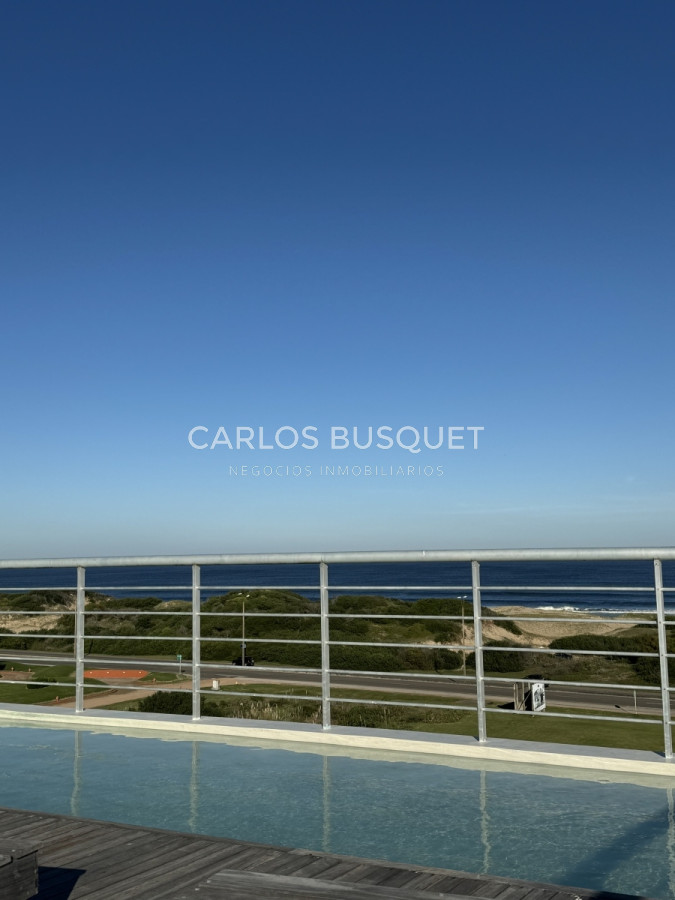 Apartamento ID.696 - Penthouse en venta, de 3 dormitorios en suite, en playa brava, primera linea