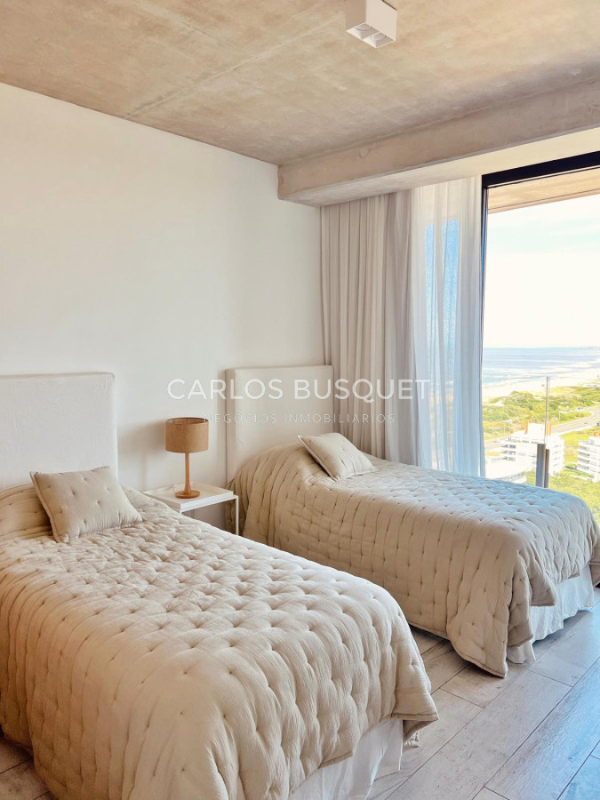Apartamento ID.758 - Apartamento en alquiler temporal, de 2 dormitorios en suite, en playa brava, edificio Surfside. 
