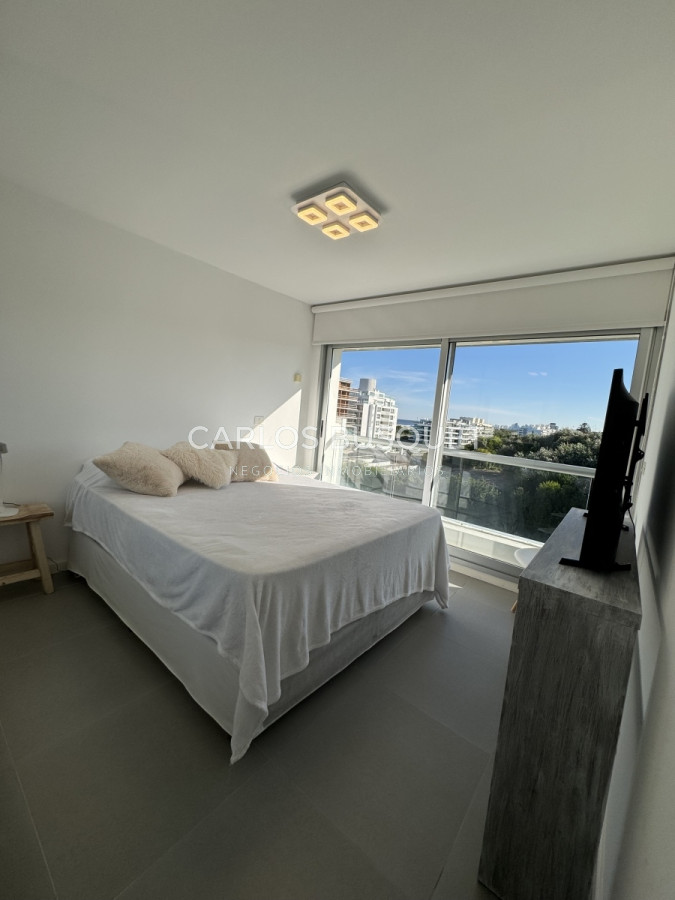 Apartamento ID.696 - Penthouse en venta, de 3 dormitorios en suite, en playa brava, primera linea