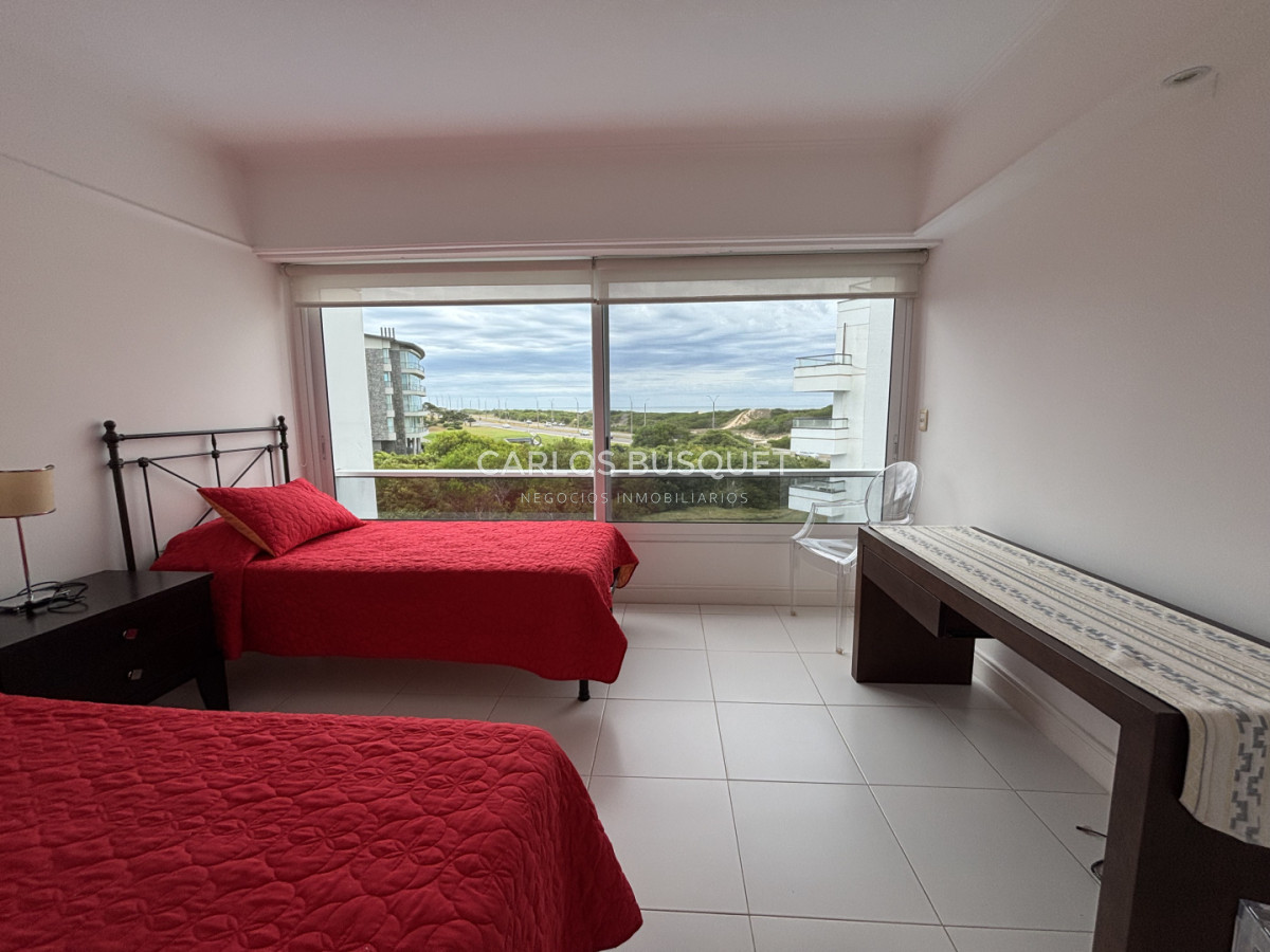 Apartamento ID.1563 - Venta apartamento de 4 dormitorios en Playa Brava, primera línea sobre el mar 