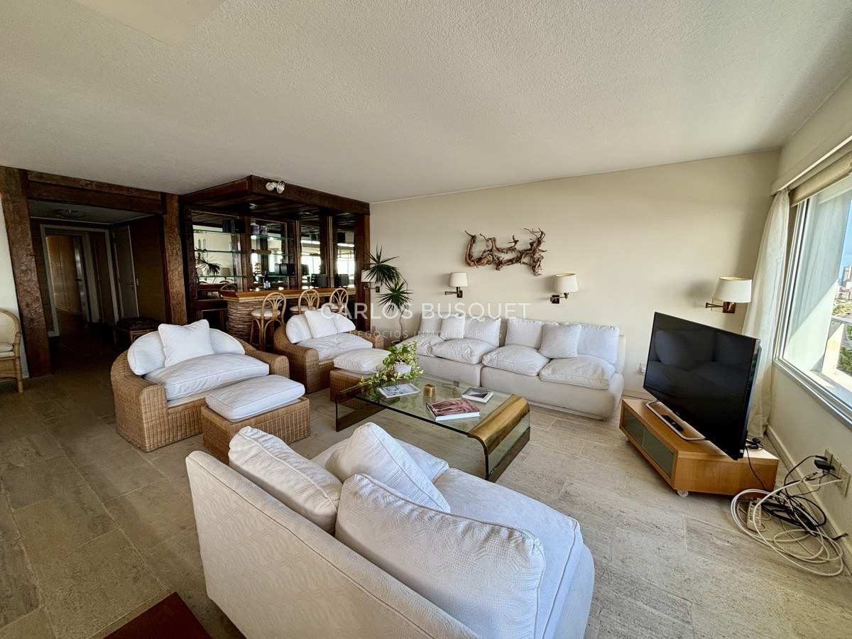 Apartamento ID.877 - Apartamento en venta de 3 dormitorios en suite, en Playa Mansa 