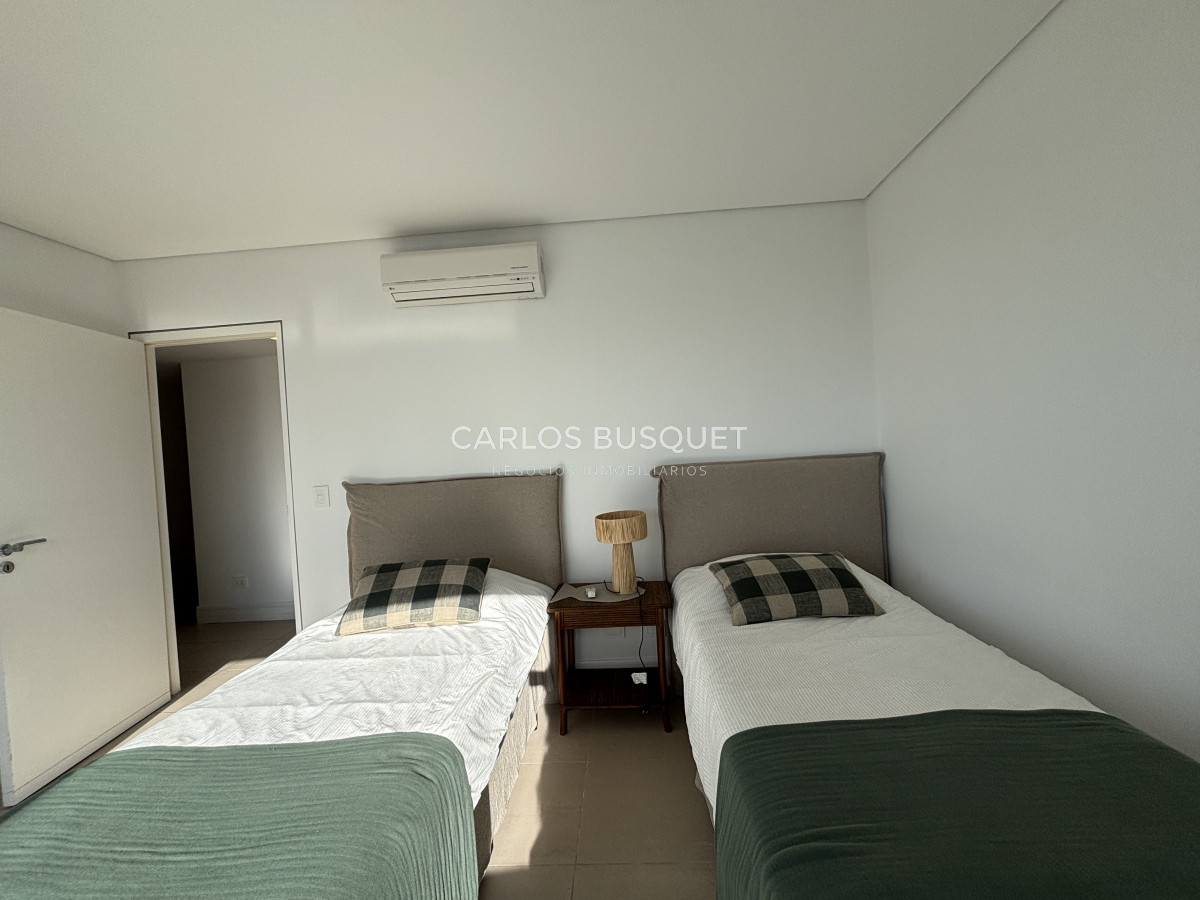 Apartamento ID.1102 - Apartamento en alquiler temporal de 3 dormitorios en suite, en playa Brava