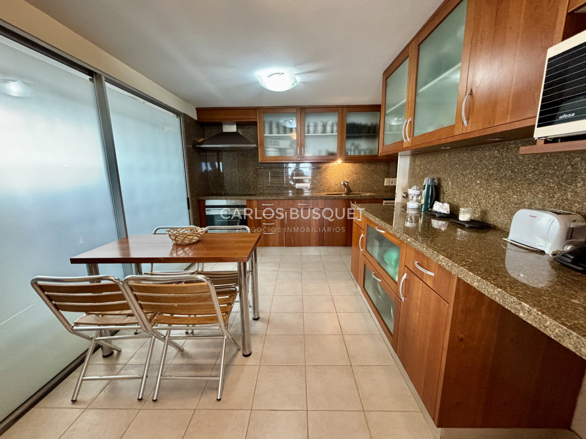 Apartamento ID.877 - Apartamento en venta de 3 dormitorios en suite, en Playa Mansa 