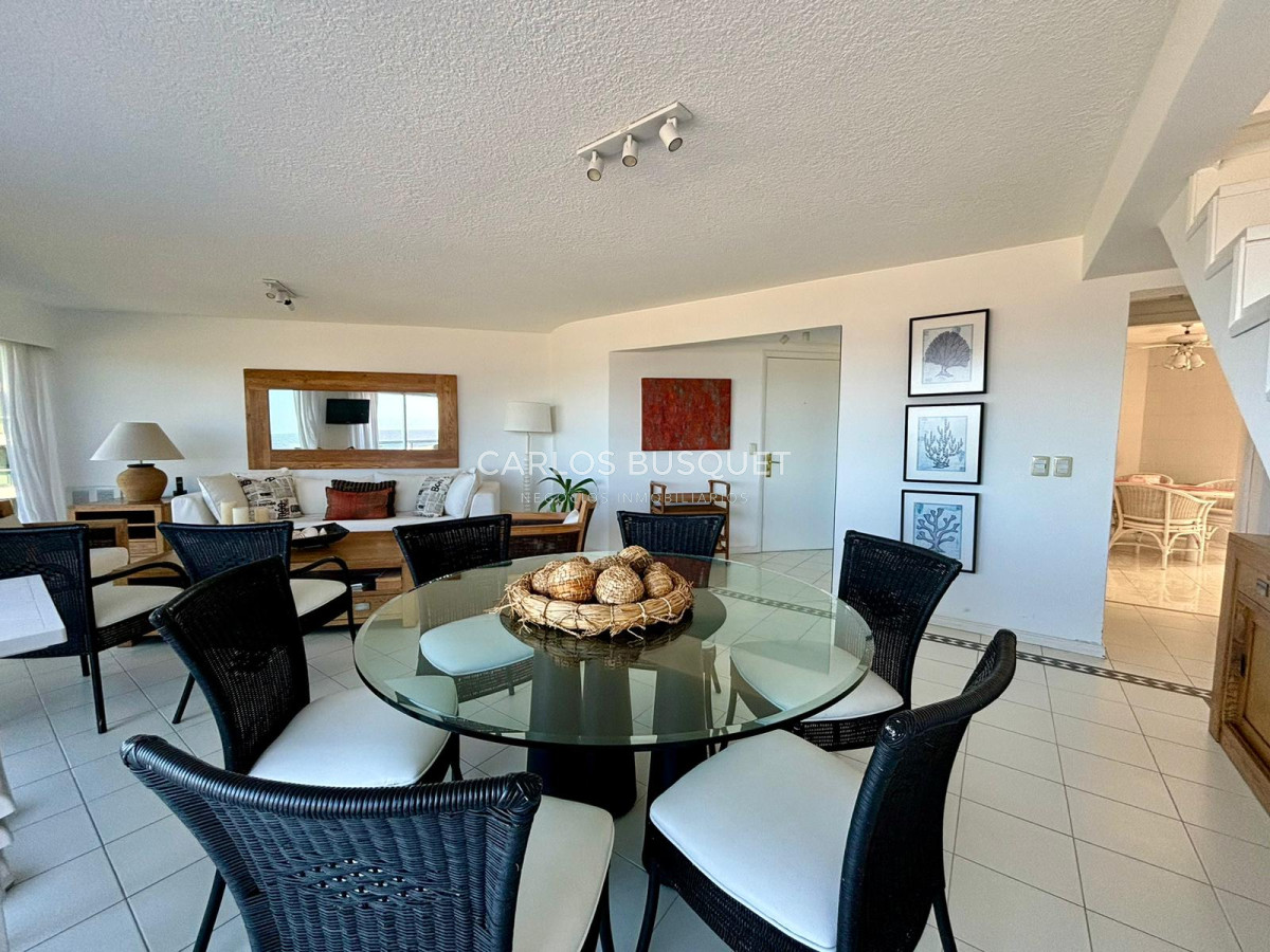 Apartamento ID.583 - Penthouse en venta, de 3 dormitorios y servicio, en playa Brava