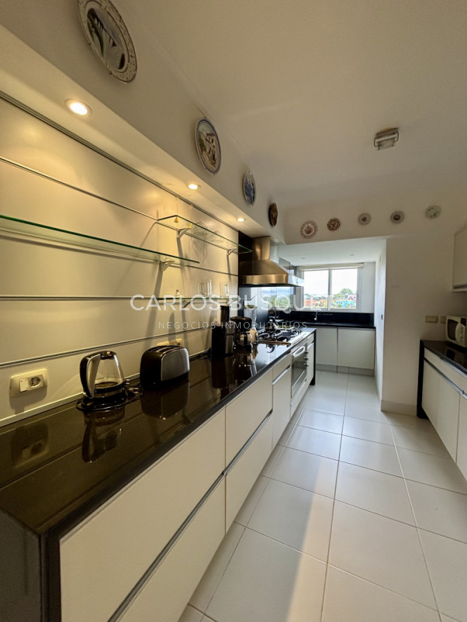 Apartamento ID.1563 - Venta apartamento de 4 dormitorios en Playa Brava, primera línea sobre el mar 