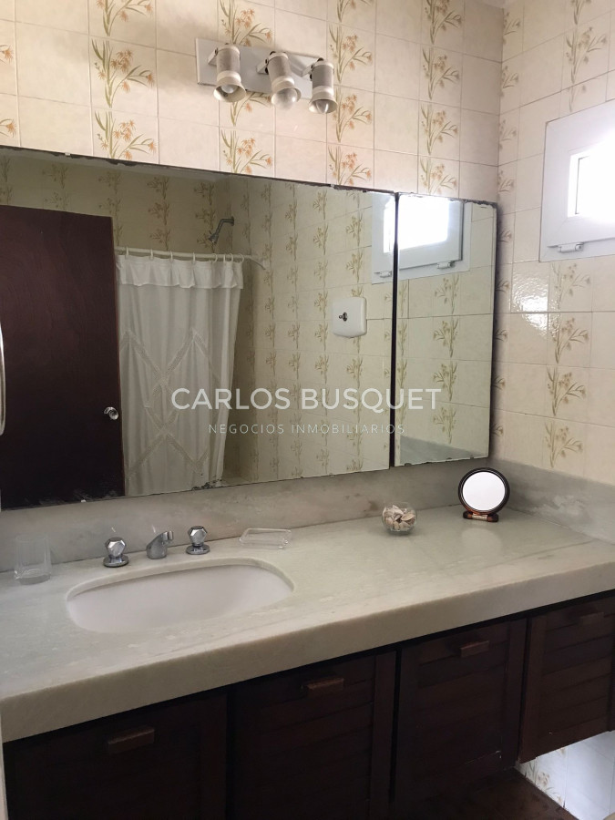 Apartamento ID.301 - En VENTA Apartamento 1era fila al mar Mansa, 4 dormitorios, parilla.