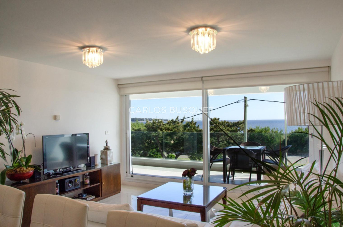 Apartamento ID.1462 - Hermoso apartamento en playa Mansa 2 dormitorios primera linea disponible en venta