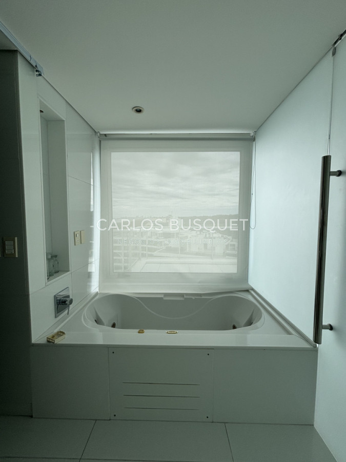 Apartamento ID.1558 - Venta apartamento de 4 dormitorios en Playa Brava, Penthouse con parrillero propio 